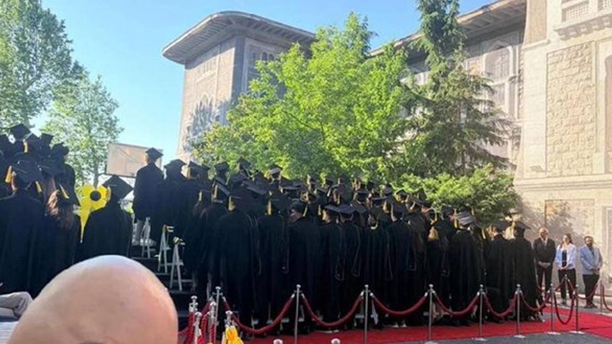 İstanbul Erkek Lisesi'nde mezuniyet krizi: Öğrenciler müdüre sırt çevirdi