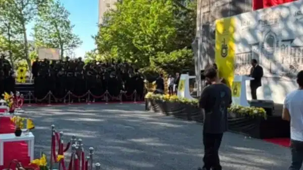 İstanbul Erkek Lisesi'nde mezuniyet töreni protesto edildi, müdür iptal etti