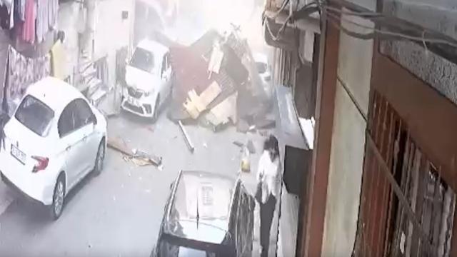 İstanbul Esenler'de fırtına dehşeti: Uçan çatı altında kalmaktan son anda kurtuldular