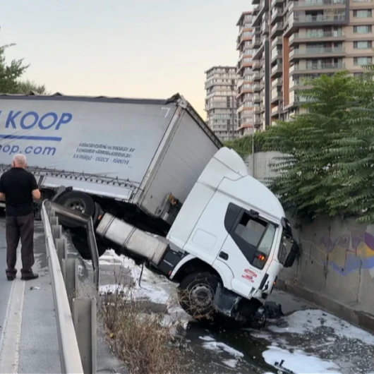 İstanbul Esenler'de Kumaş Yüklü TIR Dere Yatağına Devrildi