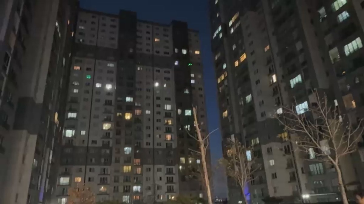 İstanbul Esenyurt'ta 28 Katlı Bina Yangını: Otoparkta Başlayan Alevler Korkuttu