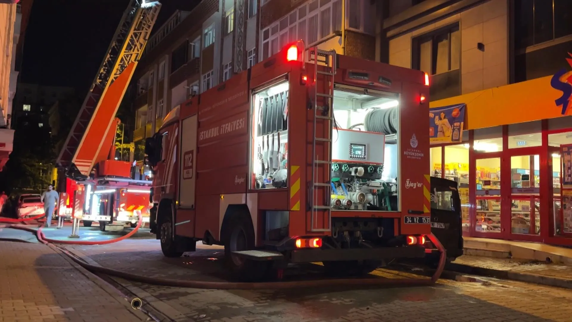İstanbul Esenyurt'ta 4 katlı binanın çatısında yangın paniği