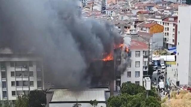 İstanbul Esenyurt'ta 4 Binanın Çatısını Saran Yangın Söndürüldü