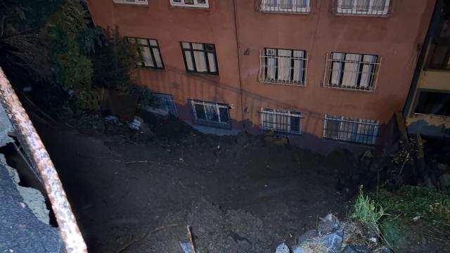İstanbul Eyüpsultan'da Toprak Kayması: 25 Kişi Tahliye Edildi