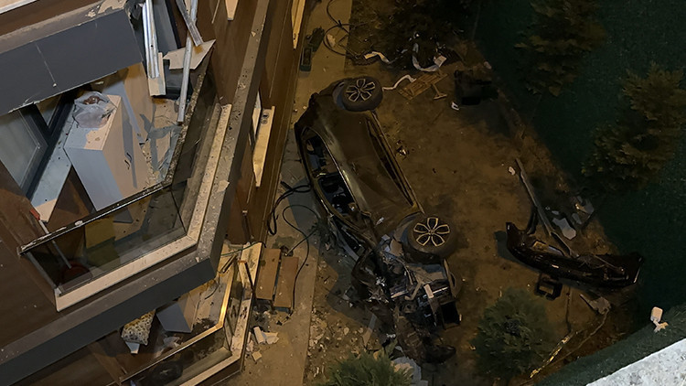 İstanbul Eyüpsultan'da feci kaza: Otomobil 3. kata çarpıp 15 metreden düştü