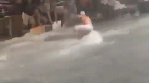 İstanbul Fatih'te esnaf su baskınına karşı canını zor kurtardı