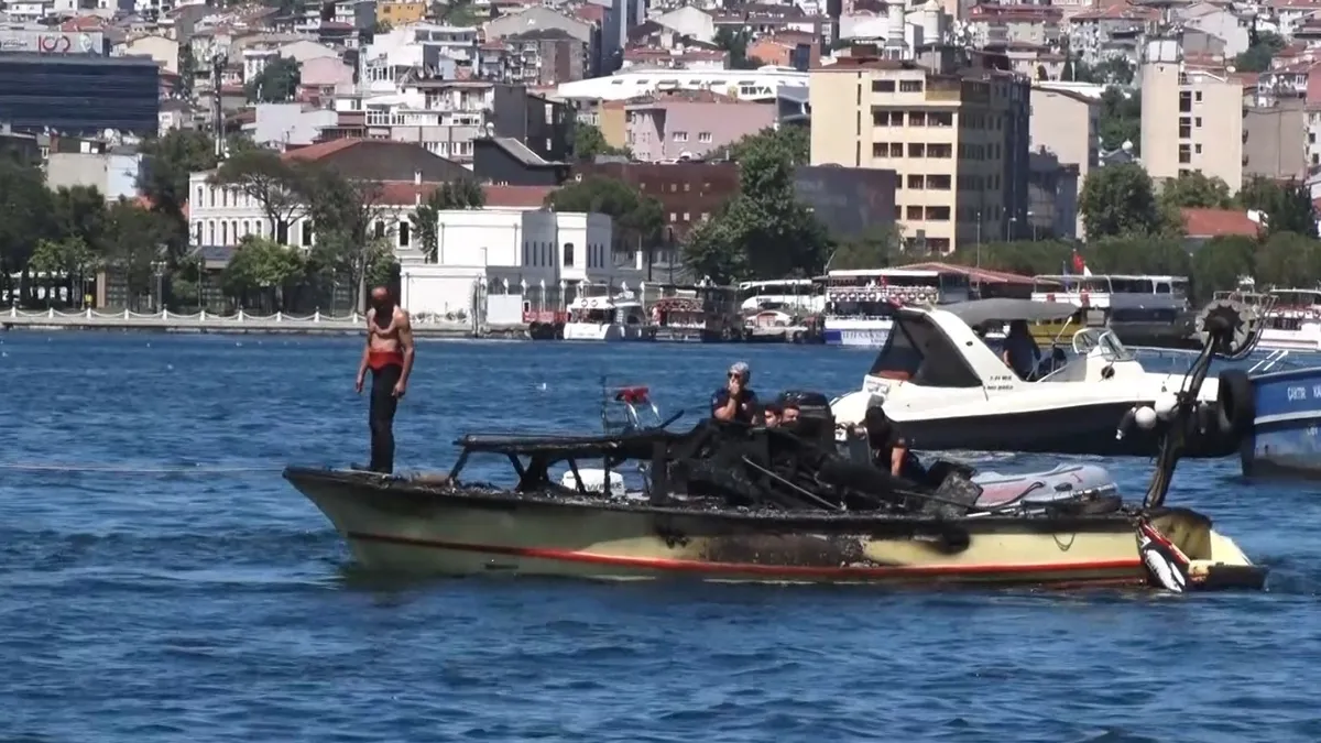 İstanbul Fatih'te tekne yangını: Baba ve oğul denize atlayarak kurtuldu