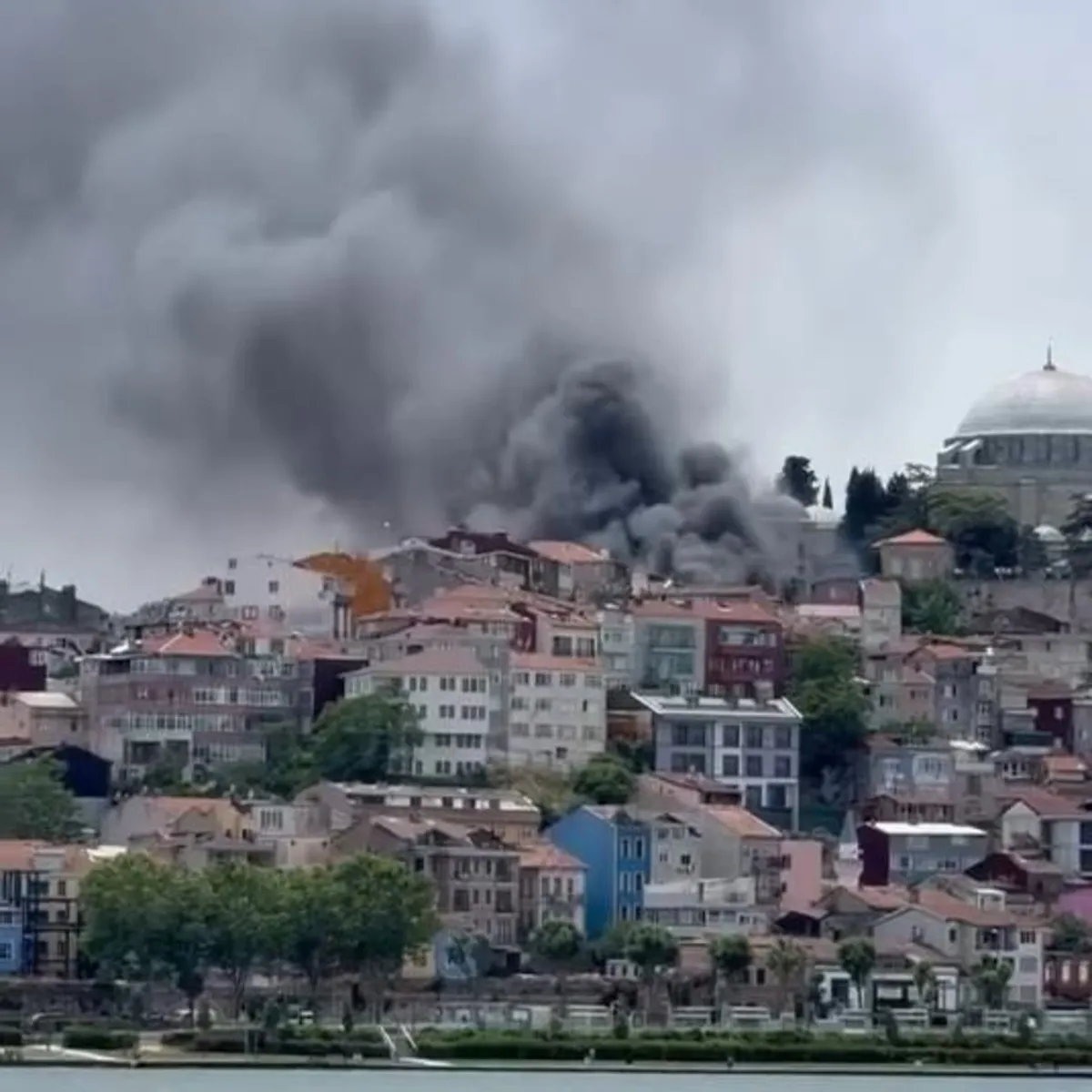 İstanbul Fatih'te yangın: Alevler araçlara sıçradı, panik yaşandı
