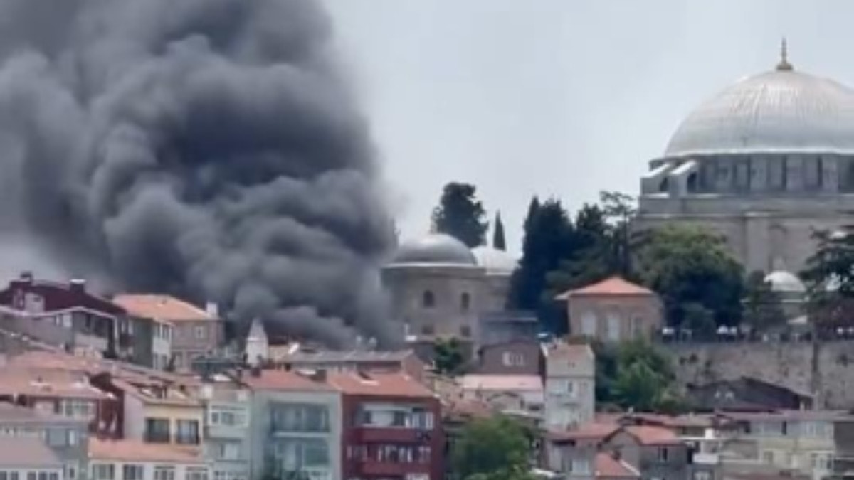 İstanbul Fatih'te yangın: Dumanlar gökyüzünü kapladı