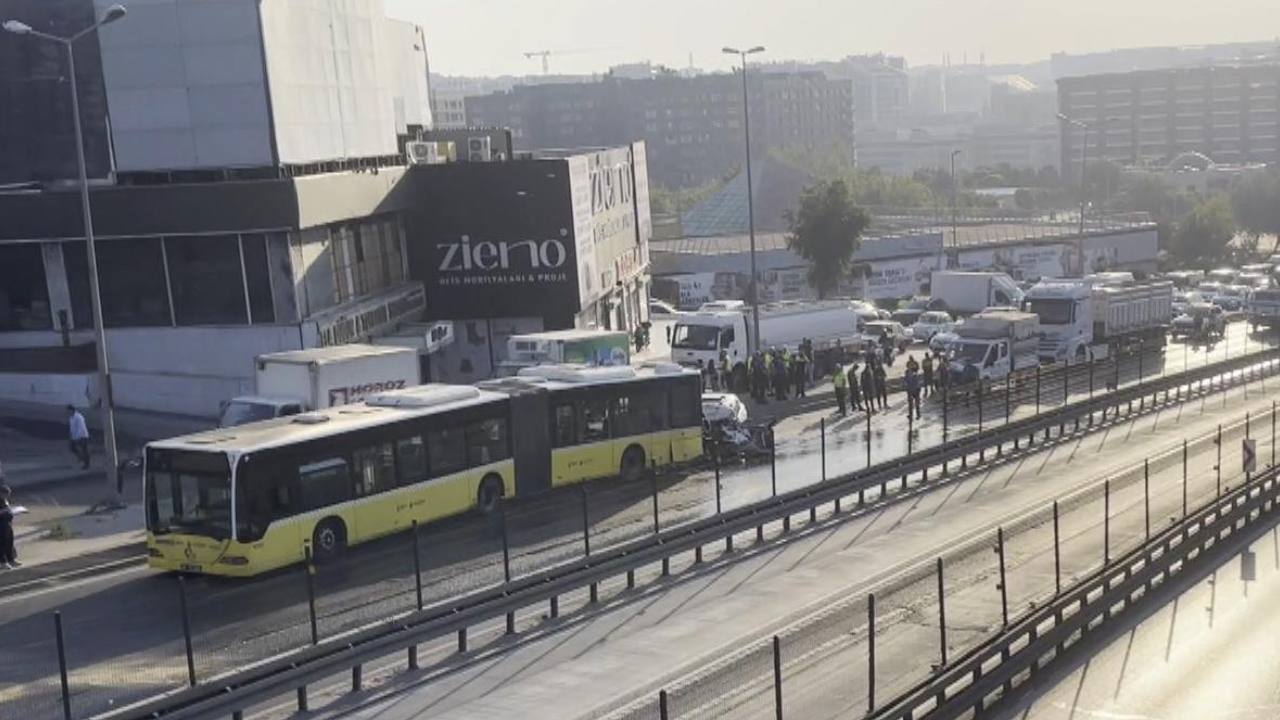 İstanbul'da Feci Kaza: Otomobil İETT Otobüsüne Çarptı, 3 Kişi Öldü