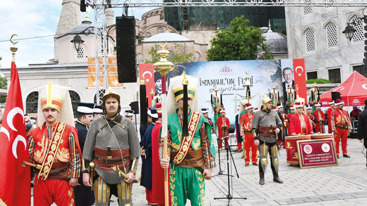 İstanbul'da Fethin 573. Yılı Kortejlerle Kutlandı