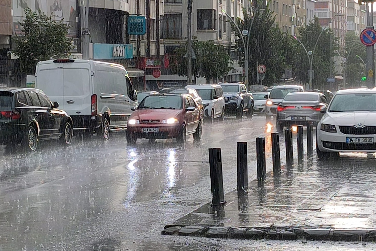 İstanbul'da Fırtına ve Sağanak Alarmı: AKOM'dan Peş Peşe Uyarılar