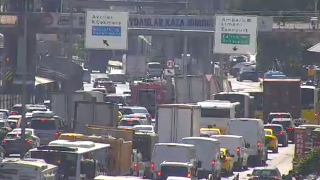 İstanbul'da Freni Boşalan Kamyonet Refüje Çıktı: Sürücü Yaralandı