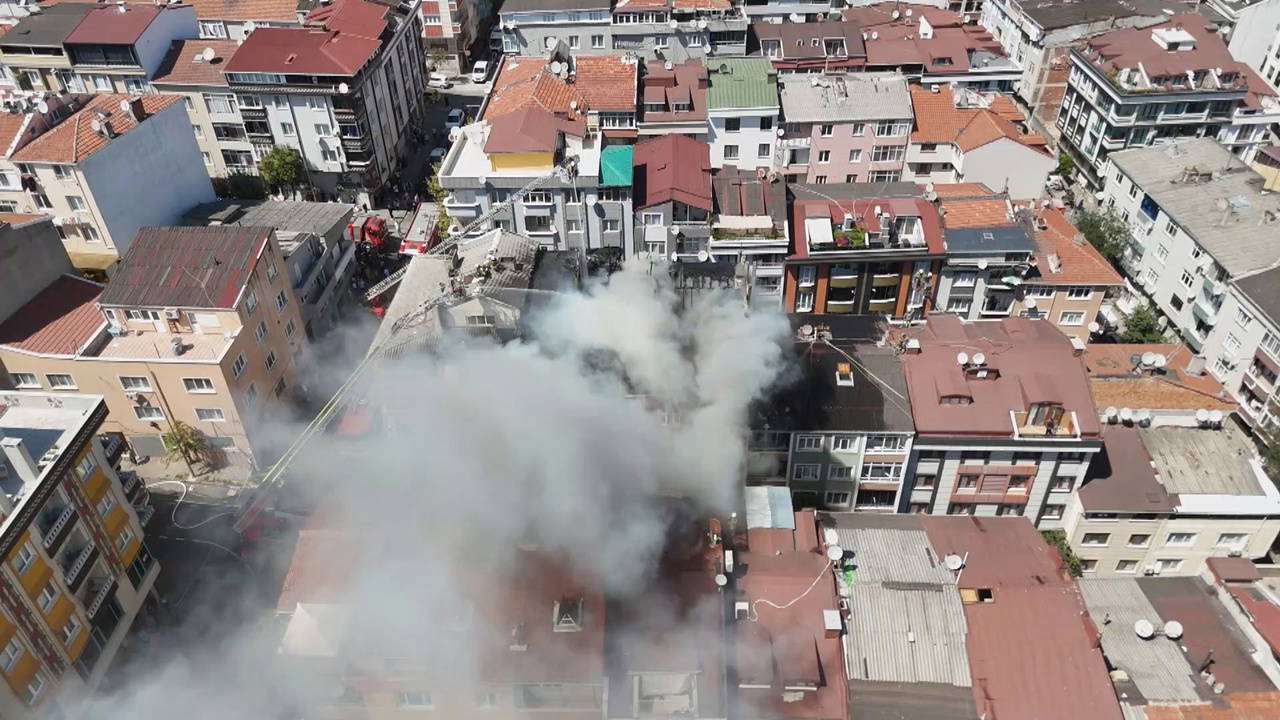 İstanbul Gaziosmanpaşa'da Yangın: Çatı Tadilatı Sırasında Çıkan Alevler 2 Apartmana Sıçradı, 1 Kişi Hayatını Kaybetti