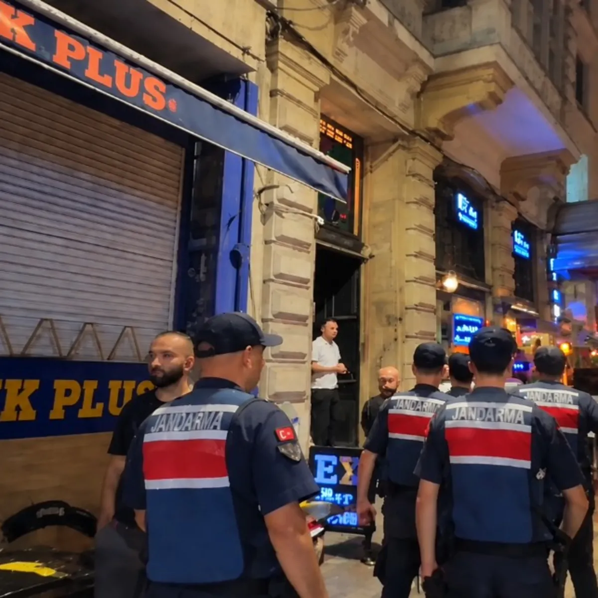 İstanbul'da Gece Kulüpleri ve Derneklere Eş Zamanlı Operasyon