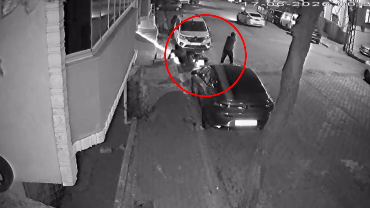 İstanbul'da gece yarısı silahlı çatışma: Motosiklet ve otomobilden karşılıklı ateş