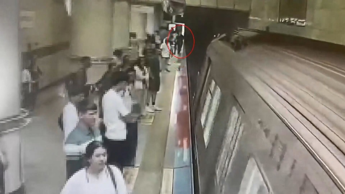 İstanbul'da Görme Engelli Vatandaş Metro Raylarına Düştü