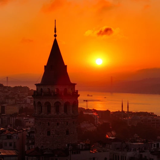 İstanbul güne kızıl gökyüzüyle uyandı: Galata Kulesi ve Boğaz'dan hayran bırakan manzara