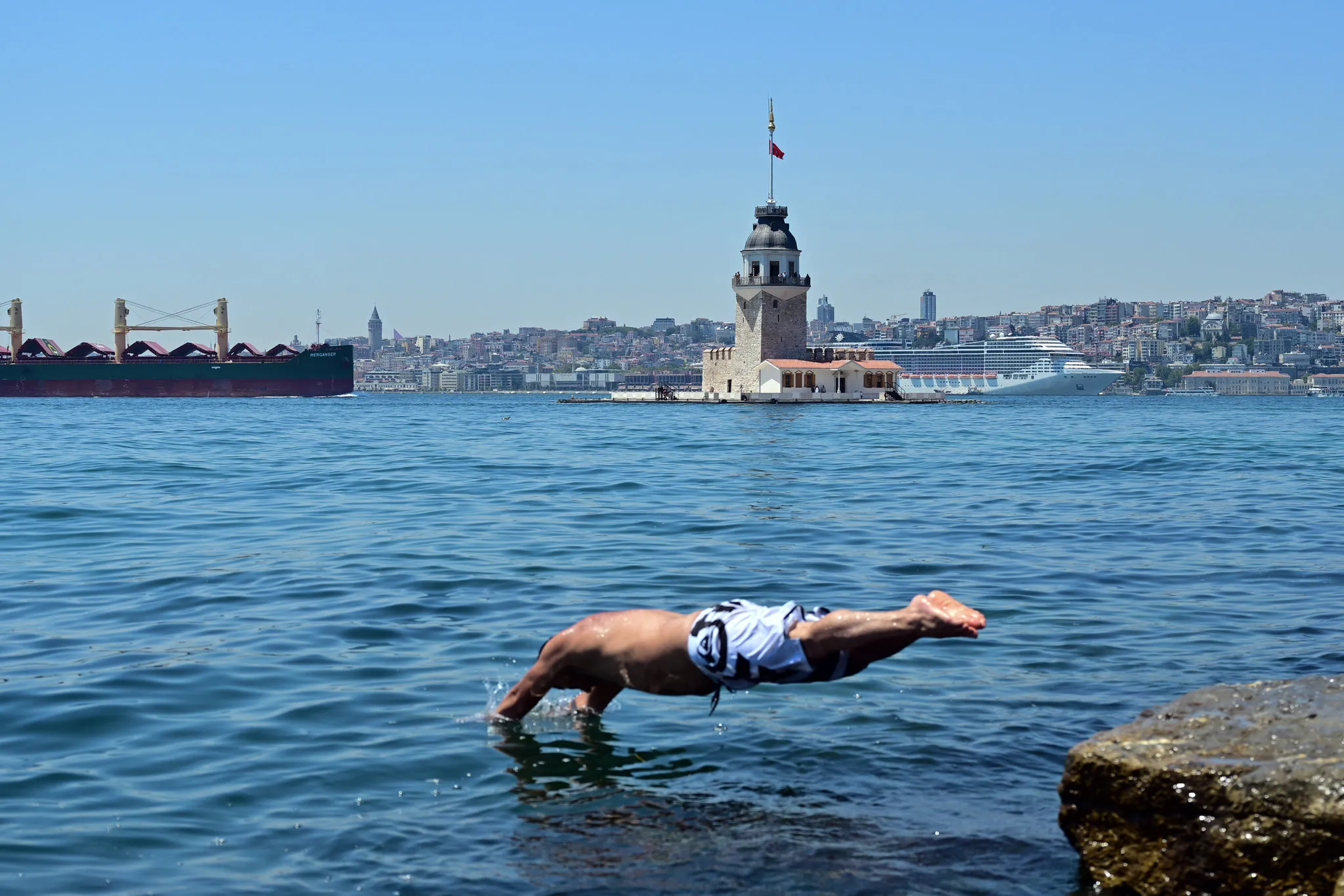 İstanbul'da Haftaya 30 Derece Sıcaklık Bekleniyor, Kısa Süreli Yağış Uyarısı