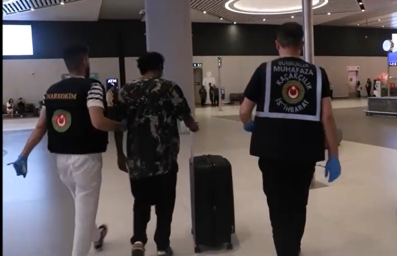 İstanbul Havalimanı'nda İspanyol yolcunun valizinden 22 kilo esrar çıktı