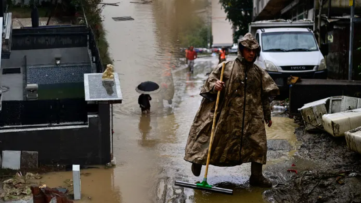 İstanbul için yeni sağanak uyarısı: Saat verildi, çok kuvvetli geliyor