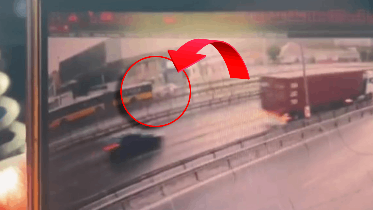 İstanbul'da İETT otobüsüne çarpan otomobilde 3 kişi hayatını kaybetti