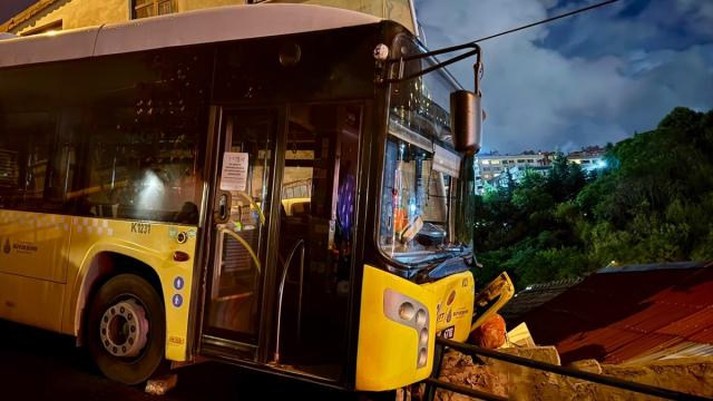 İstanbul'da İETT Otobüsü Yağışta Bariyerlere Çarptı: Sarıyer'de Kaza