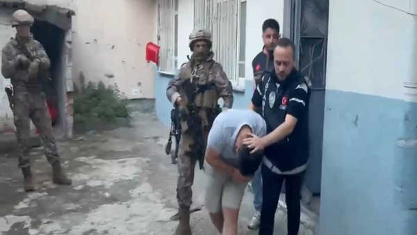 İstanbul'da iş yerlerine kurşun yağdıran haraç çetesi çökertildi