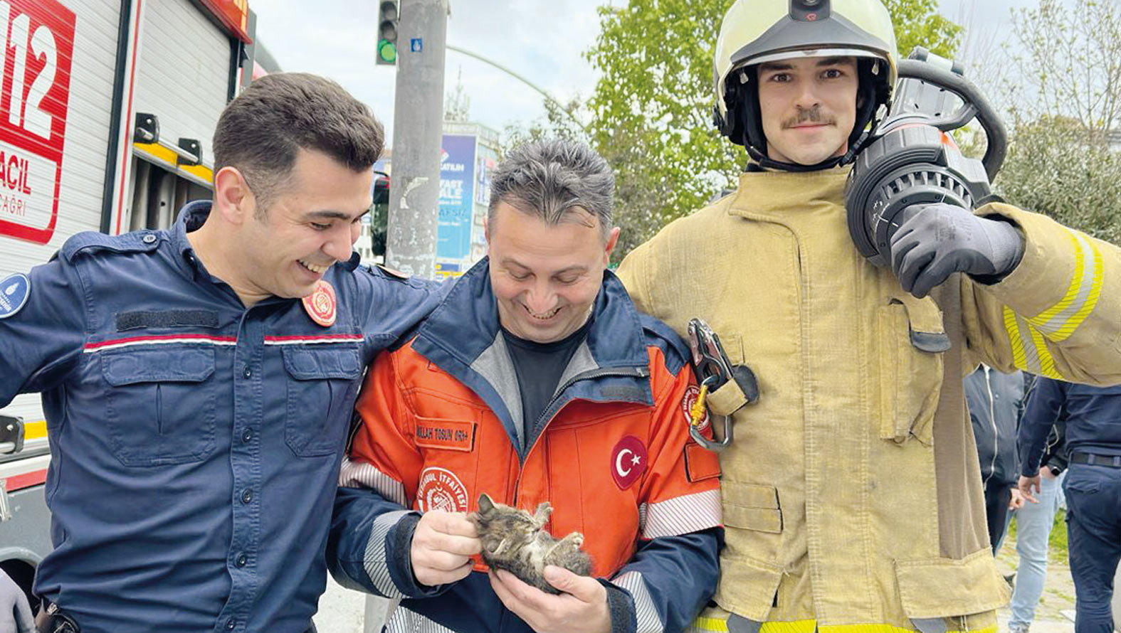 İstanbul İtfaiyesi tarihi binada mahsur kalan yavru kedileri kurtardı