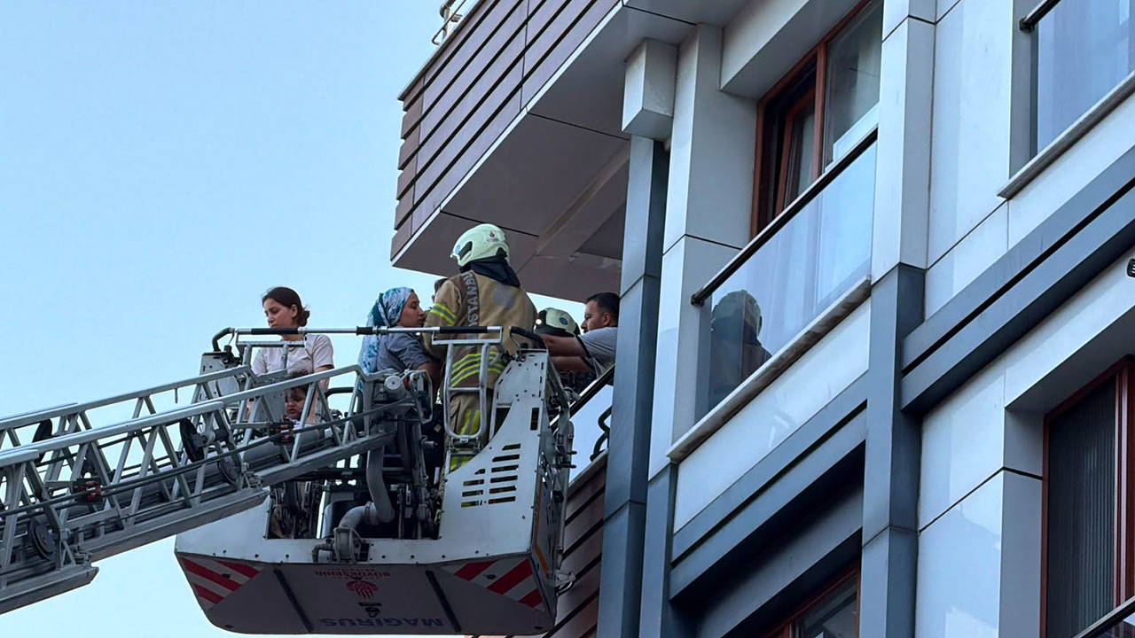 İstanbul Kağıthane'de apartman yangını: 4 kişi hastanede