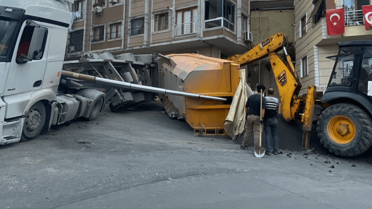 İstanbul'da Kamyon Damperi Devrildi: Otomobil Kum Altında Kaldı