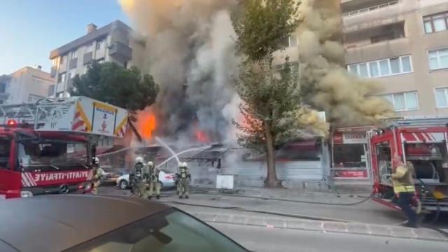 İstanbul Kartal'da Market Yangını: İş Yeri Kullanılamaz Hale Geldi