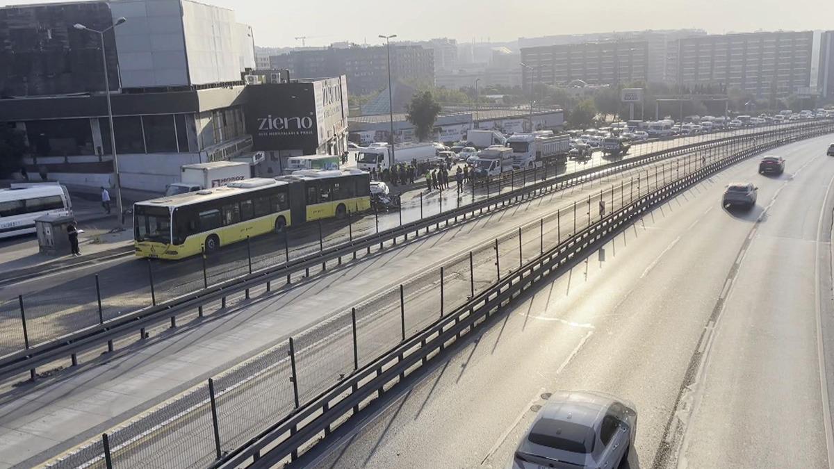 İstanbul'da kaza: Otomobil İETT otobüsüne çarptı, 2 yaralı