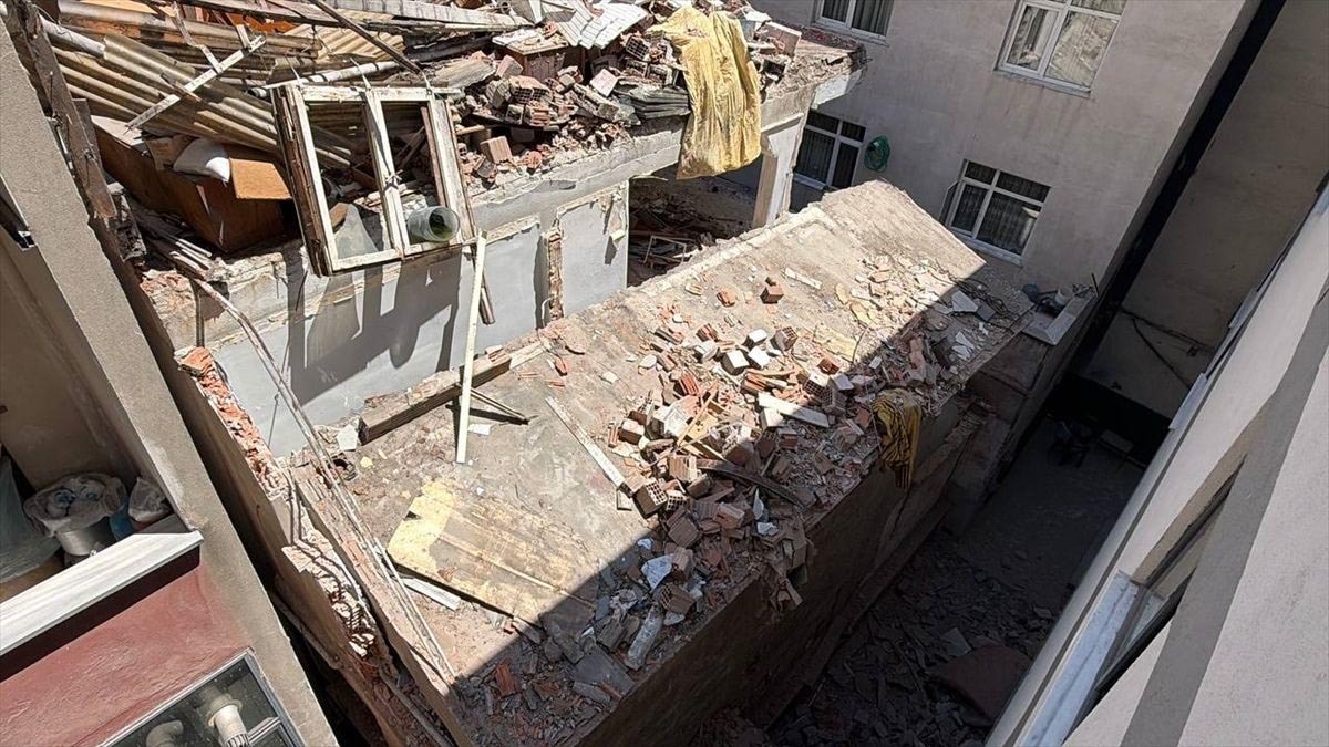 İstanbul'da kentsel dönüşümde bina çöktü: 1 ölü, 2 yaralı