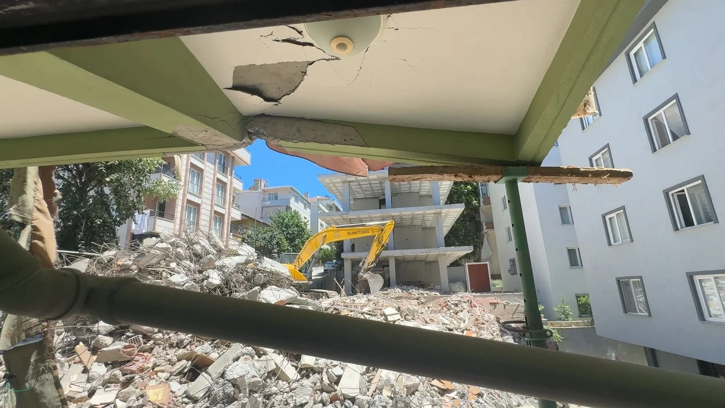İstanbul'da kentsel dönüşümde facianın eşiğinden dönüldü: Yıkımdan kopan betonlar yan binaya düştü