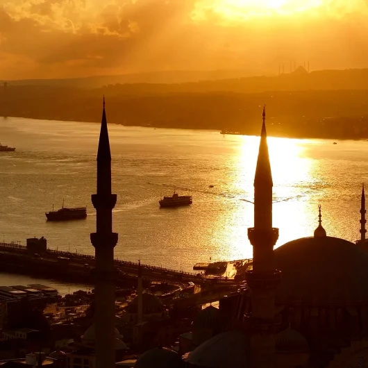 İstanbul kızıl gökyüzüyle uyandı: Boğaz'da büyüleyici manzara