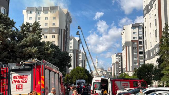 İstanbul Küçükçekmece'de çatı yangını: 12 kişi hastaneye kaldırıldı