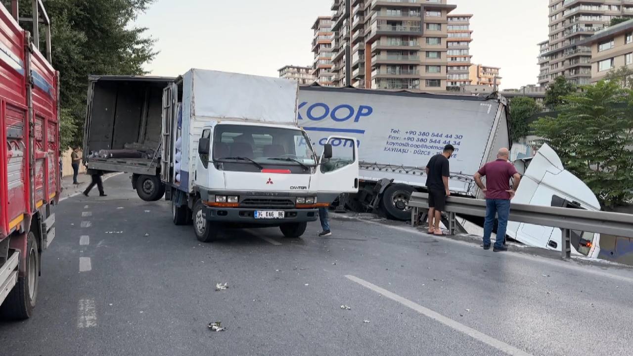 İstanbul'da kumaş yüklü TIR dere yatağına devrildi: Sürücü yaralandı