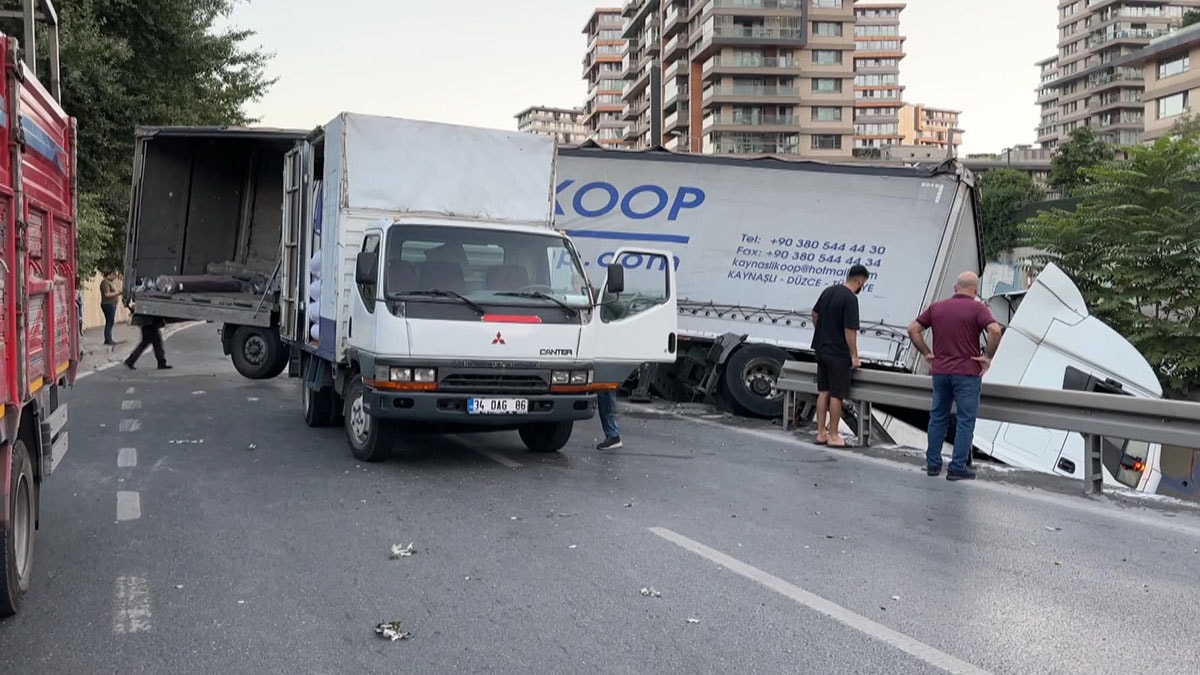 İstanbul'da Kumaş Yüklü TIR Dere Yatağına Düştü