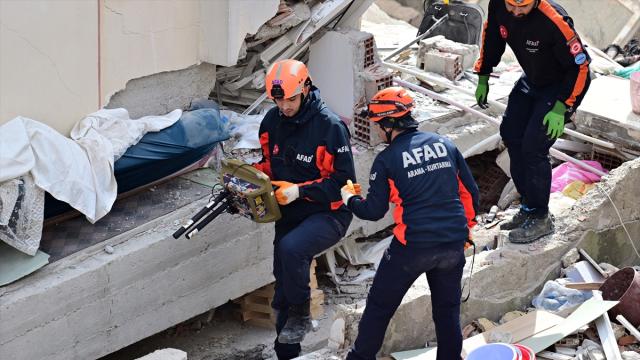 İstanbul Maltepe'de bina çöktü: 2 ölü, enkaz altında 3 kişi