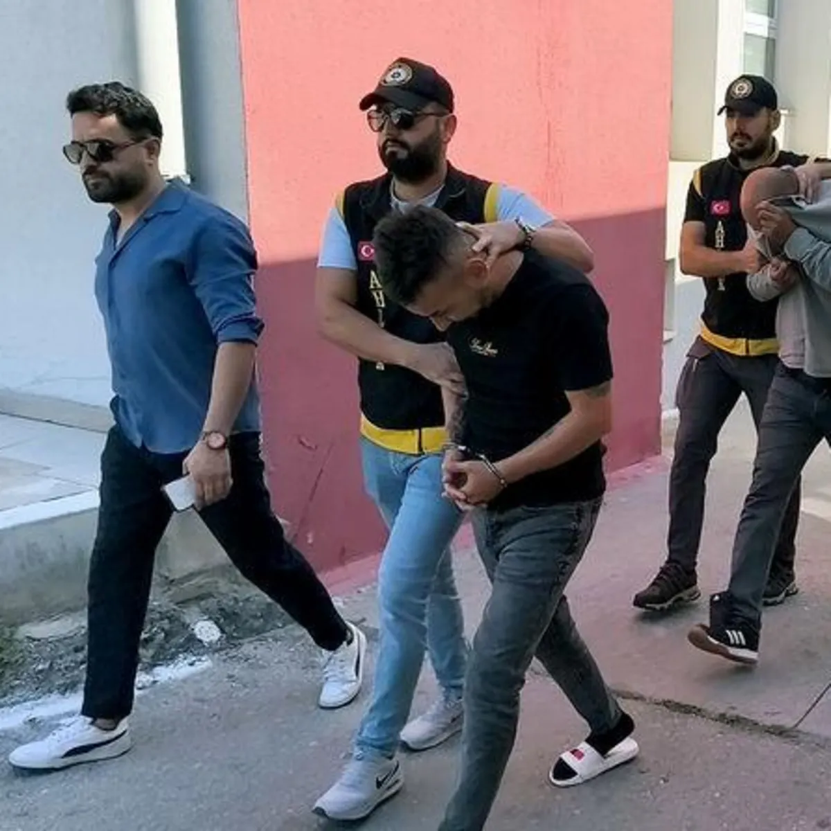 İstanbul'da Masaj Salonlarına Fuhuş Operasyonu: 16 Mağdur, 15 Gözaltı