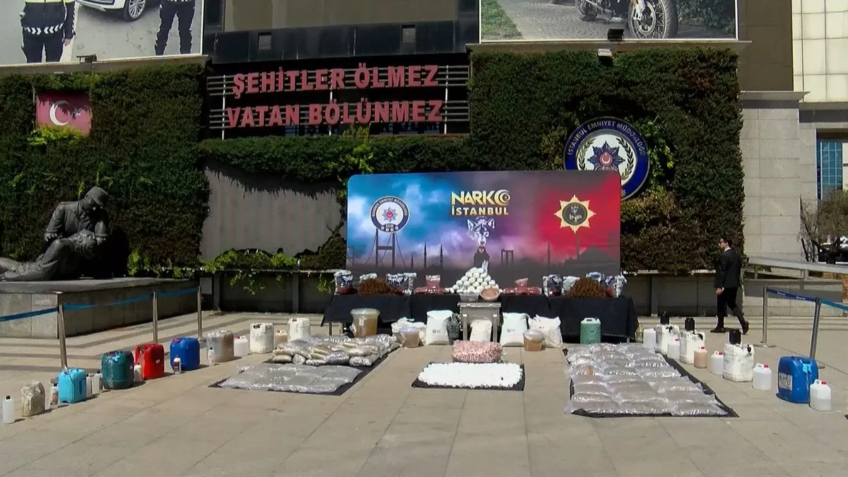 İstanbul merkezli 12 ildeki uyuşturucu operasyonlarında ele geçirilen 1 ton 163 kilogram madde sergilendi