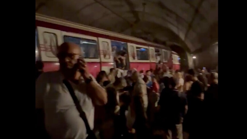 İstanbul'da Metro Rayından Çıktı: M4 Hattında Seferler Durdu