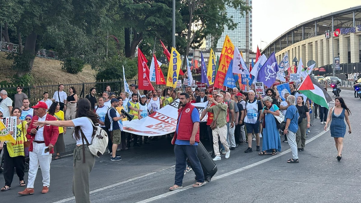 İstanbul'da NATO Zirvesi'ne karşı Taksim'den Dolmabahçe'ye protesto yürüyüşü