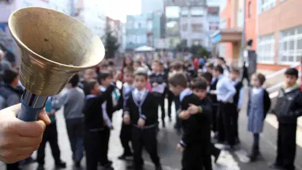 İstanbul'da Okullarda Ders Saati Değişti: Pazartesi 10.00'da Başlıyor
