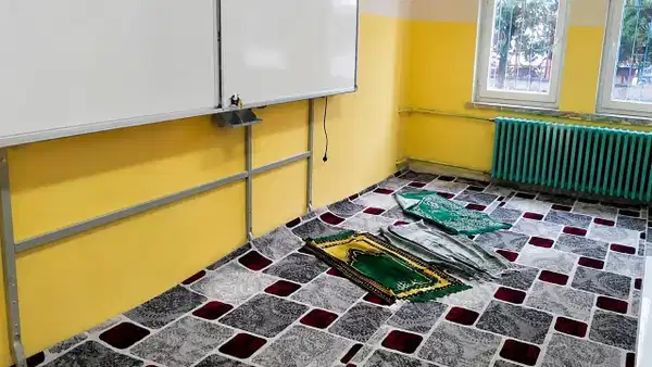 İstanbul'da Okullara Mescit Düzenlemesi: Valilik 39 İlçeye Talimat Gönderdi