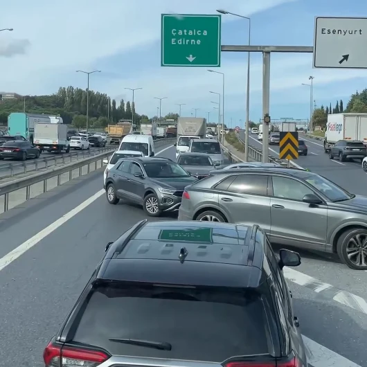 İstanbul'da Otoyolda Ters Yön Sürücüleri Trafiği Felç Etti