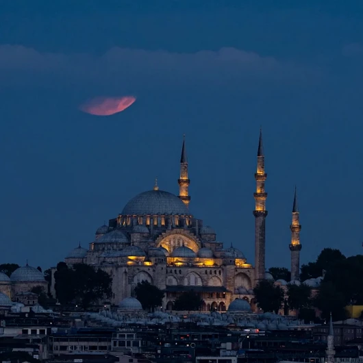 İstanbul'da Parçalı Ay Tutulması Gökyüzünde Görsel Şölen Oluşturdu
