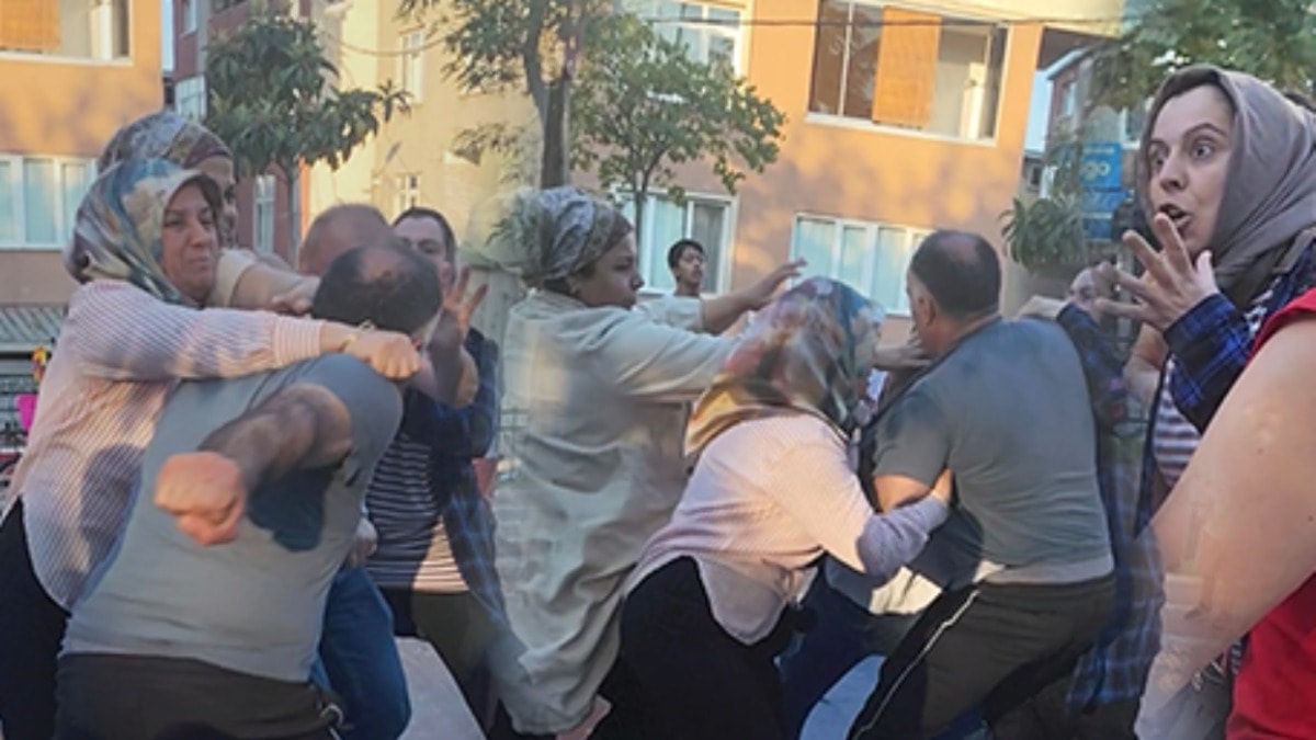 İstanbul'da park kavgası: 13 yaşındaki kıza tokat atılması olayı büyüdü