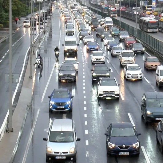 İstanbul'da Sağanak Kazaya Yol Açtı: TIR Devrildi, Trafik Felç